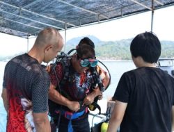 Klub Senam Anemon FMIPA Bersama Tim Kibarkan Bendera Merah Putih di Bawah Laut