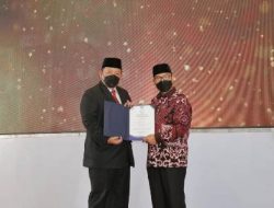 Gubernur Arinal dan Ibu Riana Raih Penghargaan Manggala Karya Kencana 2022 dari BKKBN