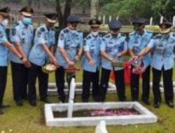 Petugas Lapas Besi Ikuti Upacara Tabur Bunga di Taman Makam Pahlawan Cilacap dengan Khidmat