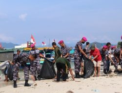 Brigif 4 Marinir/BS Laksanakan Serbuan Program Laut Bersih Tahun 2022 di Ketapang Lampung