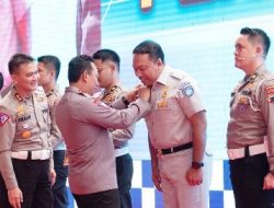 Kapolri Berikan Tanda Kehormatan Bhayangkara Lalu Lintas Polri Kepada Dirut Jasa Raharja Rivan A. Purwantono