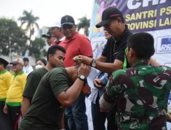 Mingrum Gumay Serahkan Medali Pemenang Liga Santri PSSI Piala Kasad