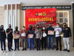 Jelang HUT Humas Polri Ke-71, Si Humas Polresta Bandar lampung Bagikan Sembako Kepada Petugas Parkir dan Petugas Kebersihan