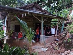 Ajak Pemuda Berperan, Bendahara DPD PKS Bandarlampung Bantu Korban Tanah Longsor