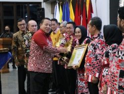 Gubernur Arinal Djunaidi Serahkan Penghargaan Siddhakarya Kepada Sejumlah Perusahaan di Lampung