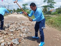 Kalapas Narkotika Bandarlampung dan Warga Binaan Gelar Aksi Sosial Timbun Jalan Berlubang