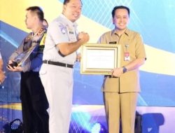 Dirjen Bina Keuangan Daerah Kemendagri, Agus Fatoni Terima Penghargaan dari Jasa Raharja