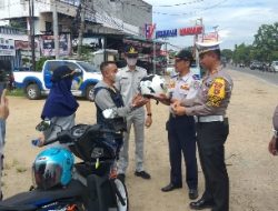 Jasa Raharja Bersama Satlantas Polres Pringsewu Beri Apresiasi Pengendara Kendaraan Bermotor yang Taat