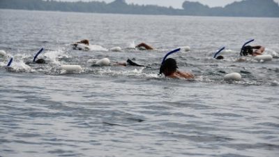 Jelang Tradisi Renang Selat Kalagian Prajurit Remaja