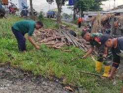 Bersinergi, Babinsa Bersama Lurah Dan Warga Rajabasa Gotong-Royong Laksanakan Jum’at Bersih