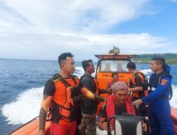 Tim SAR Gabungan Evakuasi 3 Orang Nelayan di Pulau Sertung Kalianda Lampung Selatan