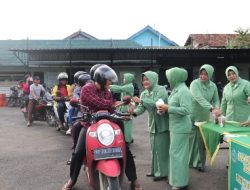 Wujud Kepedulian Persit KCK Cabang XXX Dim 0410/KBL Berbagi Takjil Di Bulan Ramadhan
