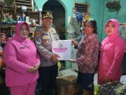 Polsek Panjang Bersama Pengurus Bhayangkari Ranting Panjang Bagikan Paket Sembako Kepada Warga Yang Membutuhkan
