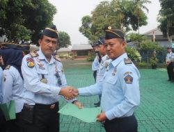 13 Pegawai Lapas Rajabasa Terima SK Kenaikan Pangkat