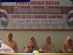 Gelar Pertemuan Rutin, Dharma Wanita Persatuan Lapas Kelas I Bandar Lampung Menyaksikan Demonstrasi Pembuatan Kue