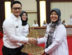Wagub Chusnunia Serahkan SK Pengangkatan PPPK Jabatan Fungsional Kesehatan
