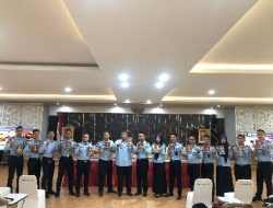 Kadivpas Kemenkumham Lampung Bagikan Buku Biografi Menteri Hukum dan HAM Yasonna H Laoly