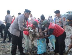 Peduli Lingkungan, Personel Gabungan Polresta Bandar Lampung dan Sat Brimobda Lampung Bersihkan Sampah di Pantai Sukaraja