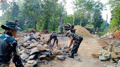 Prajurit Yonif 7 Marinir Berpartisipasi Dalam TMMD di Wilayah Lampung