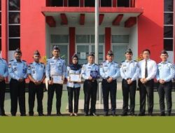 Karutan Menyerahkan Penghargaan Pegawai Teladan dan Purna Bakti Petugas Rutan Kelas I Jakarta Pusat