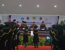 Wisuda 604 Sarjana Baru, Rektor ITERA Harapkan Alumni Terus Berkiprah Bangun Negeri