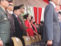 Kenakan Pakaian Adat Bugis. Kakanwil Sorta Ikuti Upacara HUT RI Ke 78 di Lapangan Korpri Pemprov Lampung