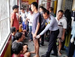 Pastikan Aman dan Tertib, Kadivpas Kemenkumham Lampung Pimpin Razia di Lapas Kelas IIA Kotabumi