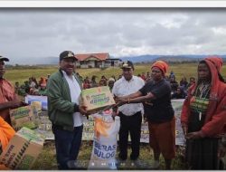 Kapolri Salurkan 264,7 Ton Beras dan 1.500 Sembako Untuk Warga Papua yang Terdampak Kekeringan