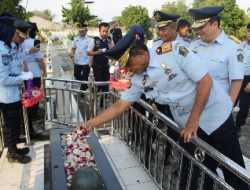 Kalapas Kelas I Bandar Lampung Ikuti Kegiatan Ziarah dan Tabur Bunga di TMP Bandar Lampung