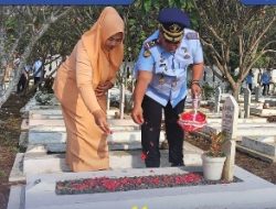 Petugas dan DWP Lapas Kelas IIA Cibinong Laksanakan Upacara Tabur Bunga dan Ziarah Makam Pahlawan