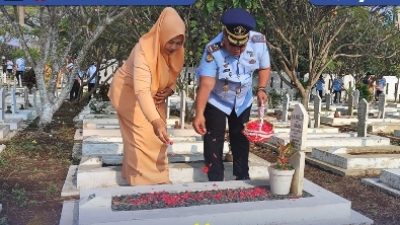 Petugas dan DWP Lapas Kelas IIA Cibinong Laksanakan Upacara Tabur Bunga dan Ziarah Makam Pahlawan