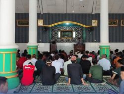 Petugas dan WBP Rutan Sukadana Laksanakan Sholat Jumat di Masjid Miftahut Taubah