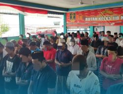 Petugas Rutan Krui Bersama Warga Binaan Laksanakan Sholat Jumat Bersama