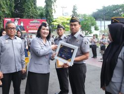 Melalui Apel Pagi, Kakanwil Sorta Beri Penghargaan Kepada Pegawai yang Meraih Prestasi Pada Acara Pertemuan Nasional Pengelola JDIHN dan LDCC Awards 2023