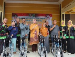 Ibu Riana Sari Arinal Berikan Bantuan Sembako dan Kursi Roda kepada Warga Lansia dan Disabilitas di Lampung Utara