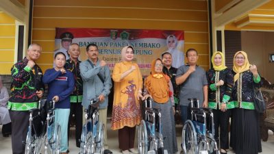 Ibu Riana Sari Arinal Berikan Bantuan Sembako dan Kursi Roda kepada Warga Lansia dan Disabilitas di Lampung Utara