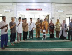 Ibu Riana Sari Arinal Beri Bantuan Pelengkapan Ibadah Shalat Berupa Kursi Lipat Untuk Masjid Agung Kotabumi