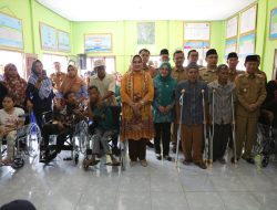 Ibu Riana Sari Arinal Tutup Kegiatan Unit Pelayanan Sosial Keliling Tahun 2023 di Balai Desa Kembang Tanjung Abung Selatan