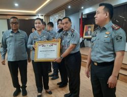 Wujud Nyata Berikan Pelayanan Terbaik, Kepala Lapas Gunung Sugih Terima Penghargaan Pelayanan Publik Berbasis HAM Tahun 2023
