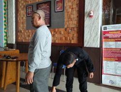 Cegah Penyeludupan Barang Terlarang, Petugas P2U Rutan Sukadana Lakukan Pengecekan Badan Kepada Pengunjung
