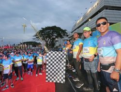 Sekdaprov Fahrizal dan Ketua TP PKK Ibu Riana Sari Arinal Lepas Peserta Lampung Half Marathon 2023