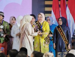 Riana Sari Arinal Terima Penghargaan Wiyata Darma Madya