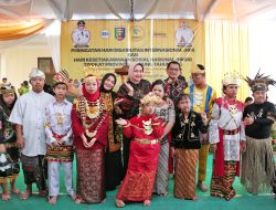 Peringati HDI, HKSN dan Peresmian Sekretariat PKDL, Pemprov Lampung Serahkan Bansos Sembako, UEP, Hingga Pengobatan