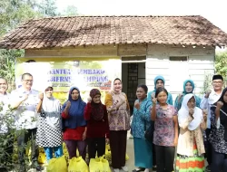 Ketua TP. PKK Provinsi Lampung Serahkan Bantuan Sosial di Kampung Astra Ksetra Kecamatan Menggala