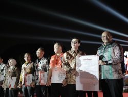 Pj Gubernur dan Kakanwil Kemenkumham Babel Terima Penghargaan dari Menkumham Dalam Rangka Peringatan Hari HAM Sedunia Ke-75