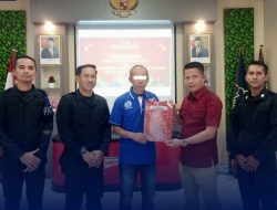 Berperilaku Baik, Kalapas Gowim Mahali Menyerahkan Remisi Natal Kepada Warga Binaan Lapas Kelas IIB Tanjungpandan