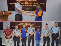 Kalapas Ciamis Menyerahkan Remisi Khusus Natal Kepada Narapidana Yang Berkelakuan Baik