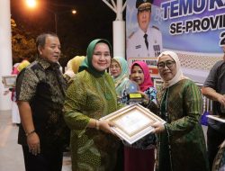 Ketua TP PKK Provinsi Lampung Serahkan Penghargaan