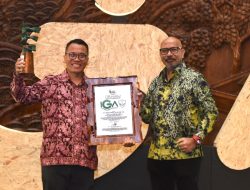 Smartfren Raih Indonesia Green Awards 2024 Dengan Program eSIM dan Edukasi Lingkungan Bebas Sampah