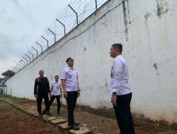 Implementasikan Tiga Kunci Pemasyarakatan Maju, Karutan dan Jajaran Rutan Sukadana Laksanakan Trolling Brandgang Cegah Potensi Gangguan Kamtib